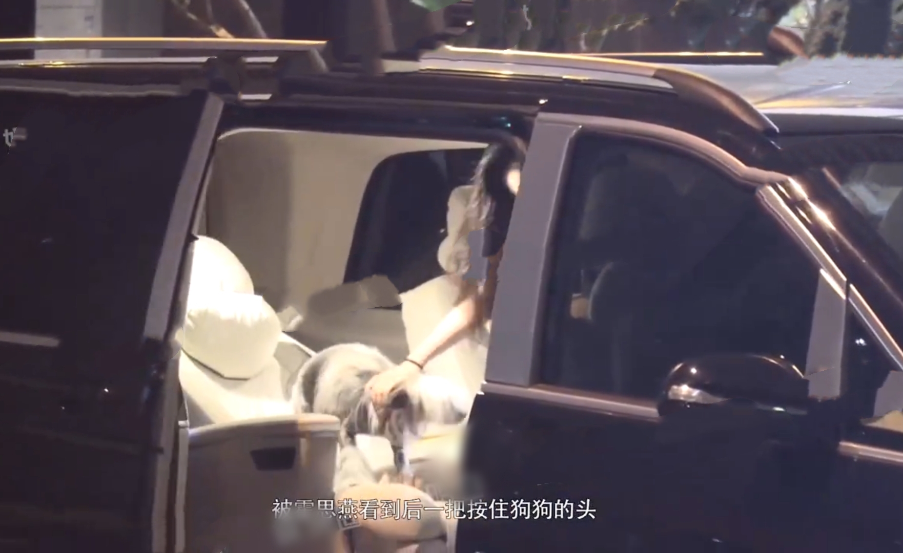 43岁霍思燕带儿子聚餐,母子牵手小跑,10岁嗯哼和妈妈只差半个头