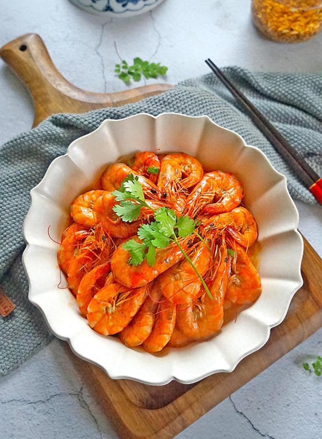 煮大虾时,用热水煮还是凉水煮?牢记这3招,虾肉鲜嫩,还没腥味