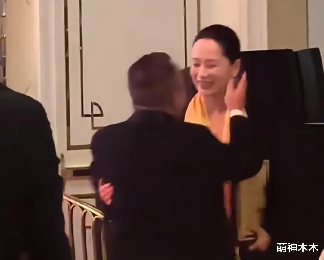 40岁女星朱珠给大佬敬酒,打扮得体举止优雅,一个细节显出家教