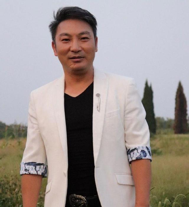 毁容|陈少华：春晚一曲成名，却被伴舞恶意伤害毁容，如今怎么样了？