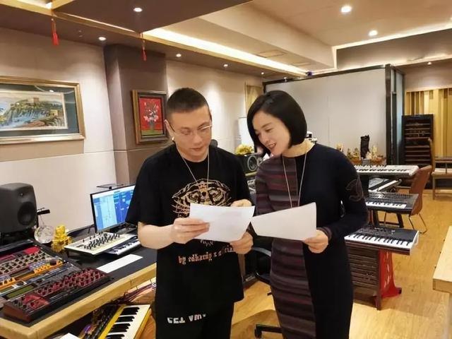 著名歌手白雪:与圈外精英丈夫离婚后,带娃再嫁完美小丈夫