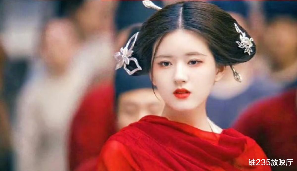 看了赵露思被万人骂，才懂“原生脸”的可贵，还是刘亦菲做得对！