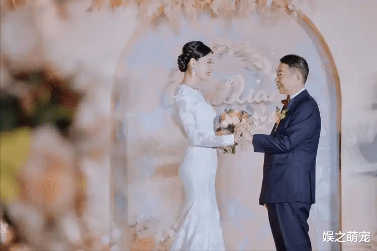 3亿换一个点头,发妻病逝1年后另娶小25岁娇妻,坐拥3000亿金帝国