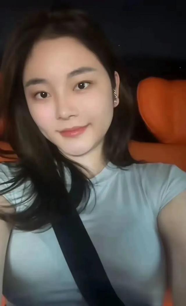 劳斯莱斯车主搂老公开直播！俩人好有夫妻相，美照和资产引爆评论