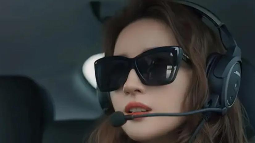 同演女机长，把刘亦菲和辛芷蕾白冰等演员放一起看，差距就出来了