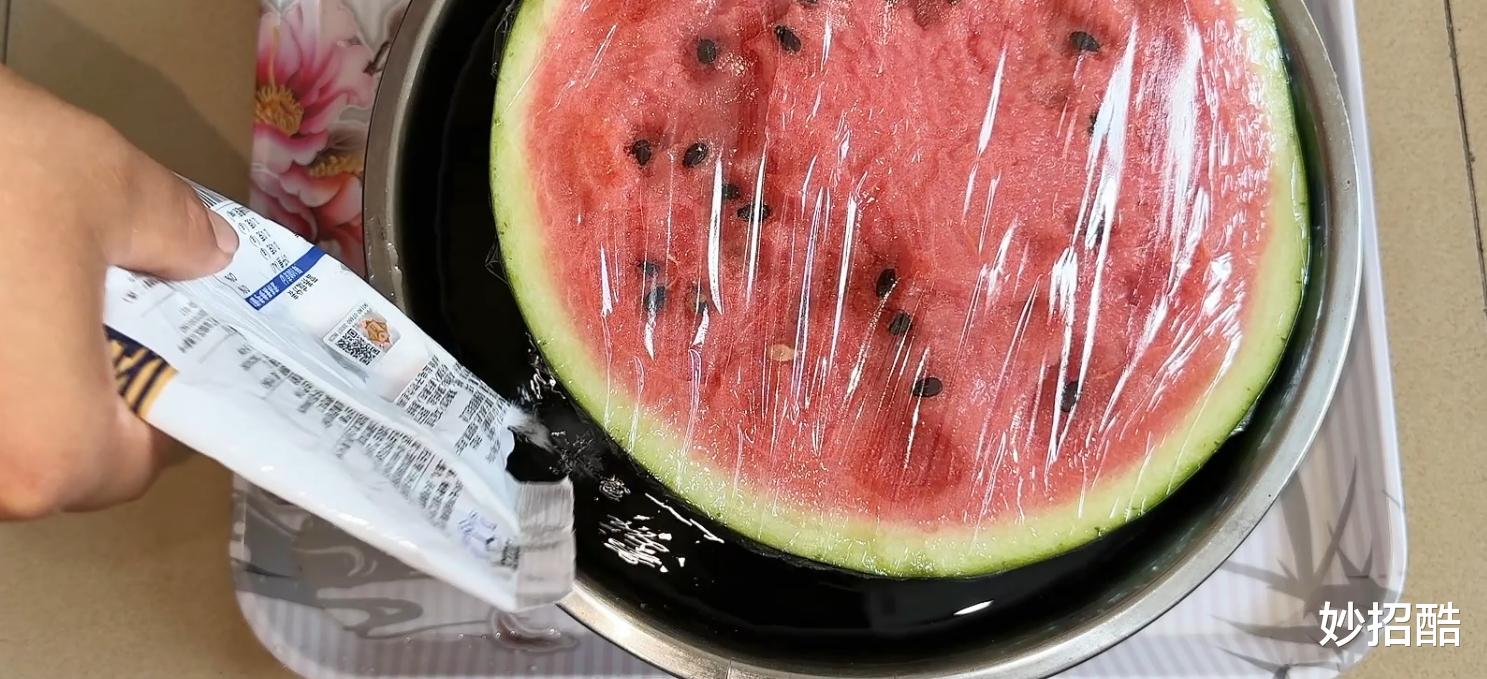吃不完的西瓜不要放冰箱,老瓜农教我一个土方法,放一周也新鲜