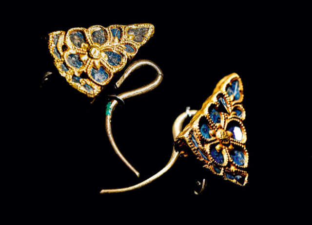 一天一件文物：北宋金包青金石慈姑叶耳环