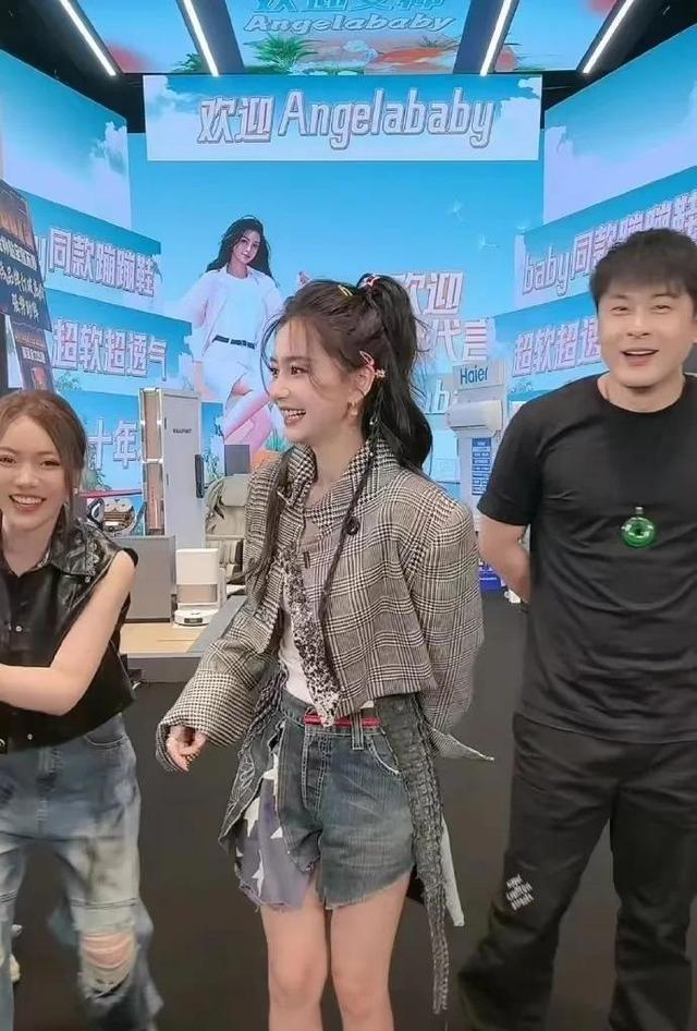 Angelababy丽江被偶遇，真人被质疑仅160cm，不断鞠躬好卑微！