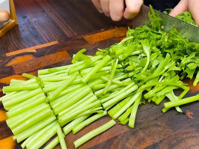 初春,吃菠菜不如多吃它,一养肝,二明目,三安神,营养又好吃!