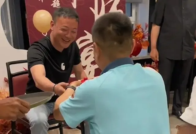 为何钓鱼也需下跪拜师？从化氏王超收徒说起，揭秘业内隐情！