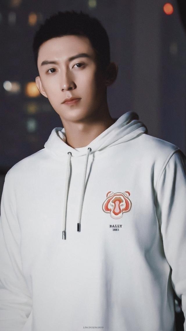 黄景瑜的直男发言:一句‘你粉蹭我衣服上了’竟引爆全网!