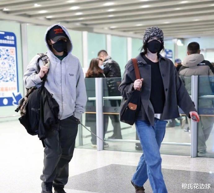 娱乐圈八卦：54岁王菲和17岁女儿李嫣机场遭曝光！母女状态大不同