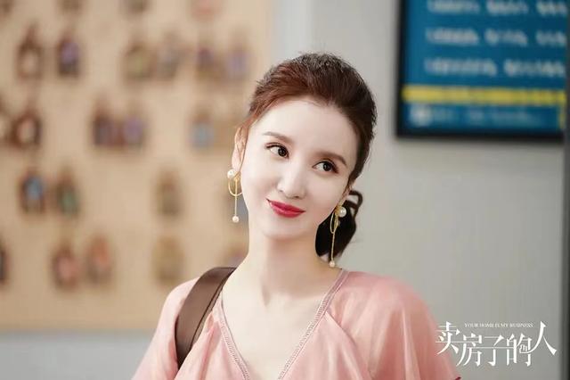 张萌在《九重紫》扮演毒蝎妇人,也是精彩迭出,她真的很拉仇恨