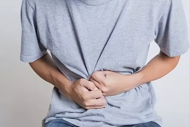 医生告诫：手臂若有这2征兆，或许心梗已经找上门，一定尽快就医