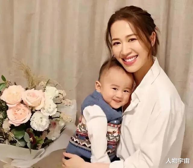 她是高材生港姐，与TVB视帝恋爱3年，嫁同日出生优质老公越来越靓