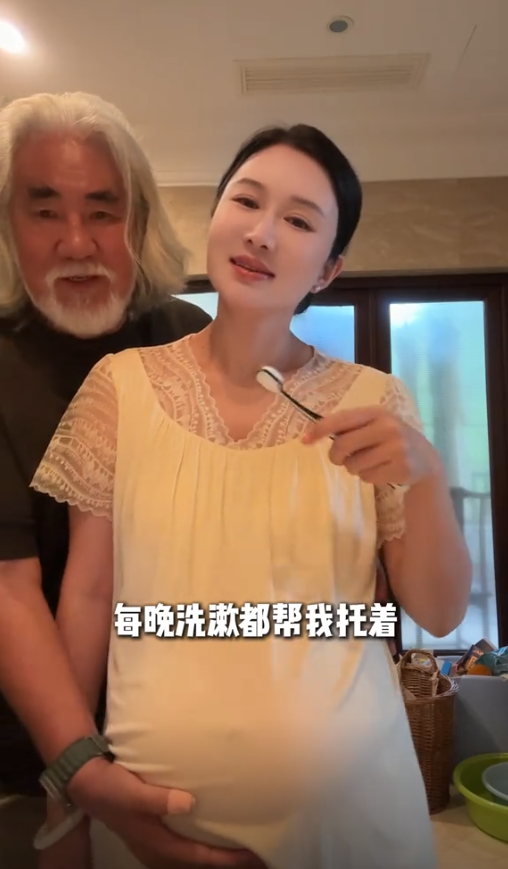 73岁张纪中给娇妻涂妊娠油，双手粗糙老年斑明显，网友恶心坏了