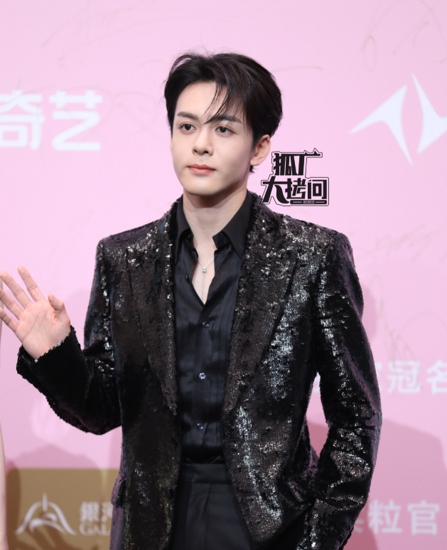 爱奇艺尖叫之夜:虞书欣全场最亮眼,白鹿魔鬼身材,李沁胖了