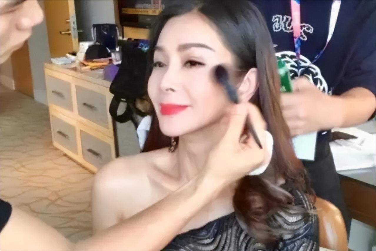 “亿万富婆”陈美凤：66岁身边仍追求者不断，现男友比她小30岁