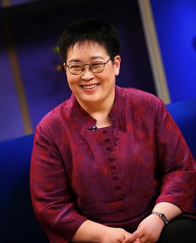 59岁央视主持张越现状:鼻孔外翻身形暴瘦,与土狗为伴,不敢认