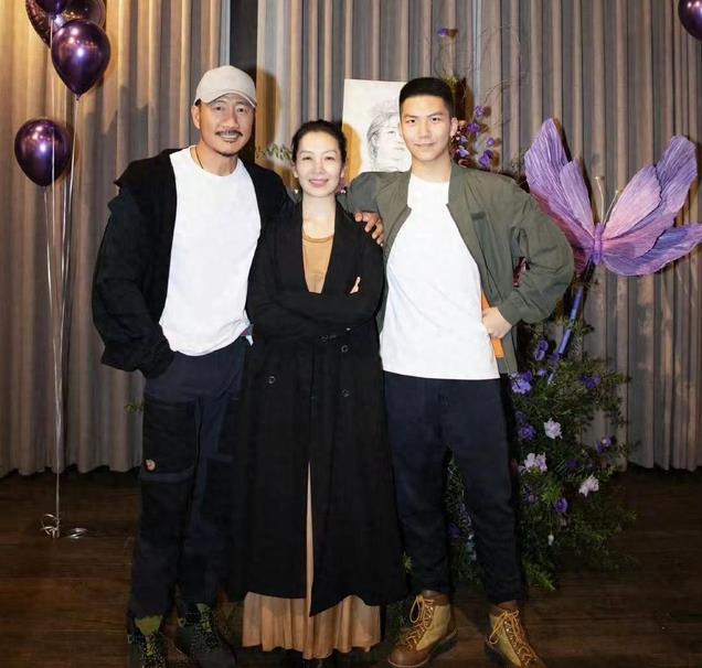 胡军儿子告诉我们，高级的富养是志存高远，太平庸的只能混娱乐圈