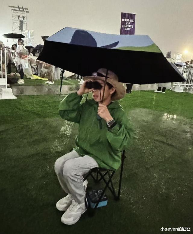 霍启刚郭晶晶一家5口近照曝光，夫妻俩穿情侣装，大儿子像曾祖父