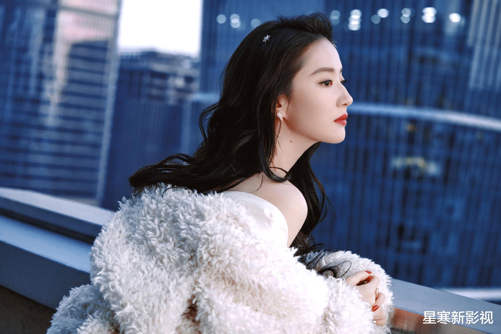刘亦菲晒除夕大片，抹胸短裙配大衣保暖又时髦，37岁仍美得发光！