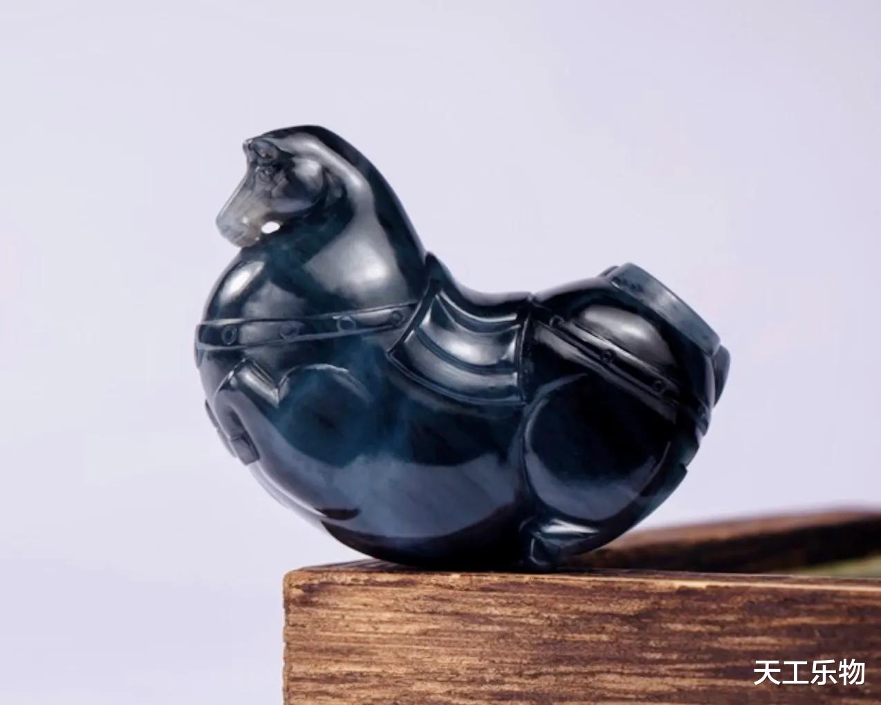 青花还是墨玉？和田玉黑羊脂巧雕“马上有钱”！