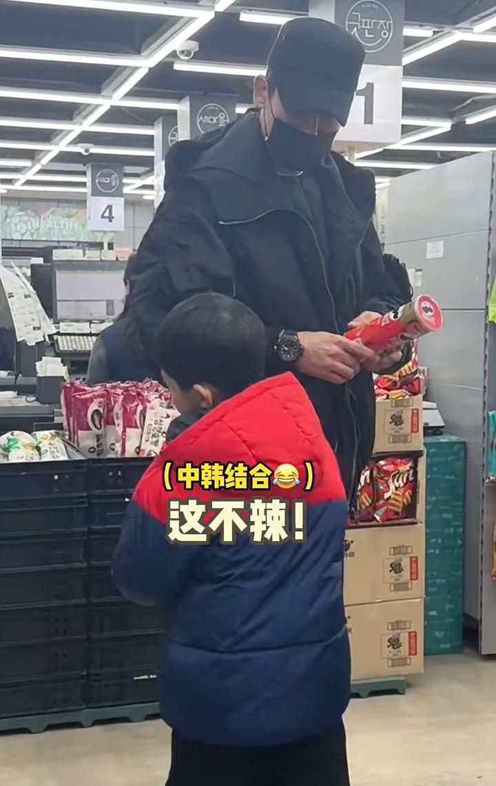 秋瓷炫带娃老公回娘家,逛菜市一路吃,打扮朴素无人认,大海累趴