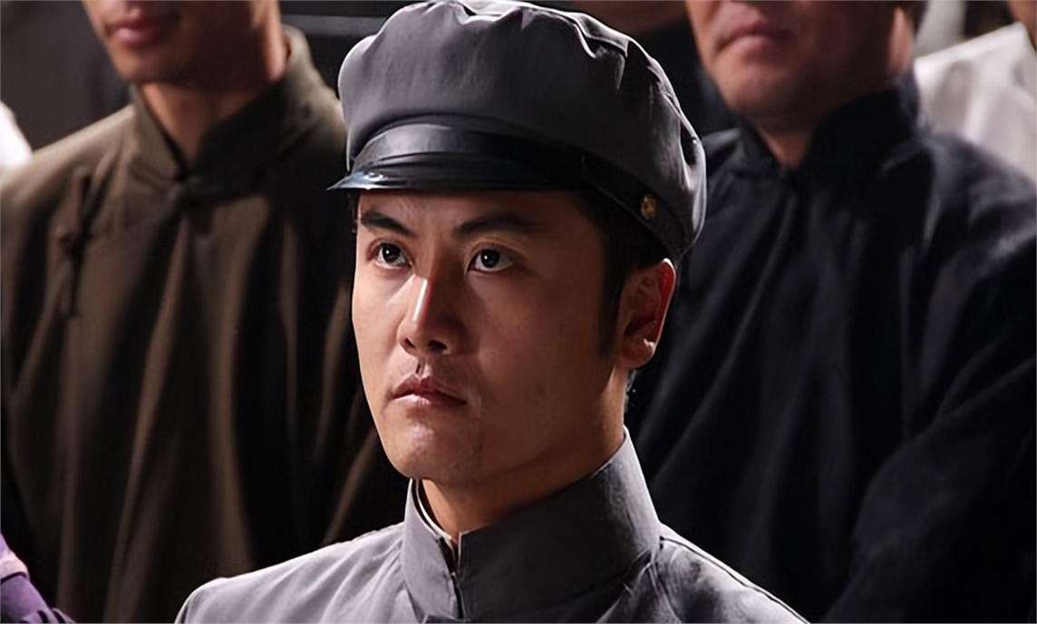 张嘉译每次拍戏都带上表弟,出道20年,表弟火了,张嘉译很欣慰