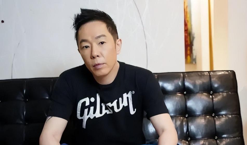 53岁朱茵老态明显，住深山残屋，开2万块破车，却称嫁给他很幸福