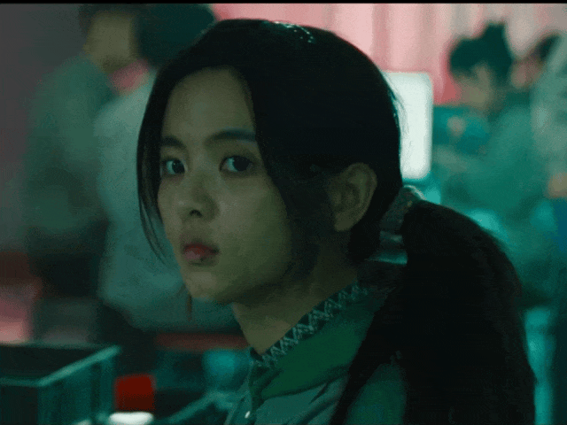 杨超越厂妹形象曝光好接地气，穿绿毛衣带袖套上工，手指曾被机器压变形