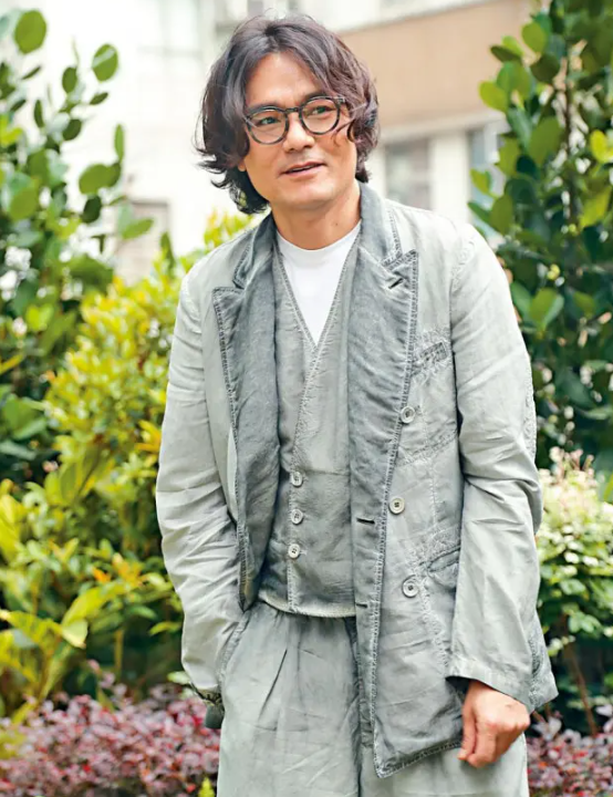 57岁林家栋一人独居不慎摔伤入院,曝已收干女儿,因受伤无法团聚