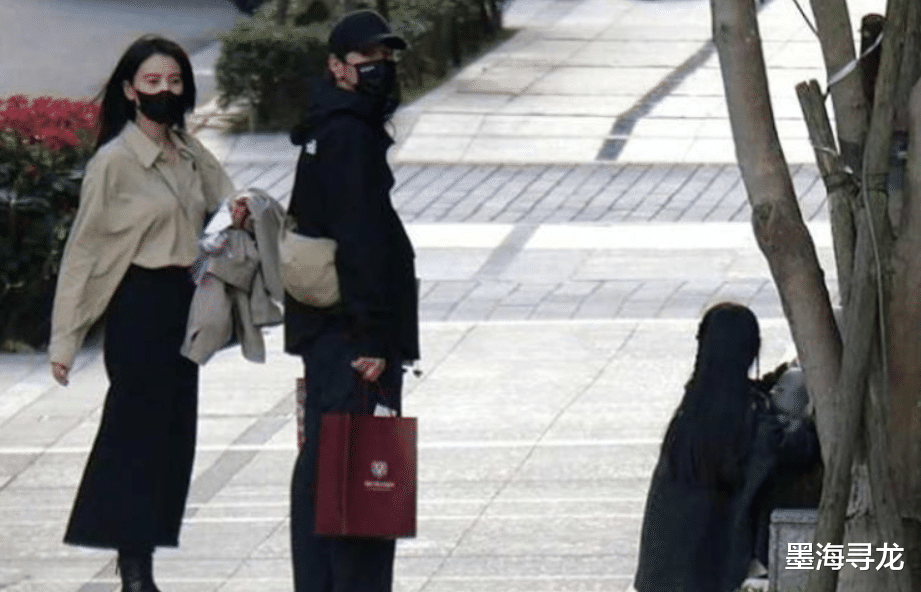 高圆圆赵又廷结婚10年感情依旧,带女儿回台探亲,街头忍不住接吻