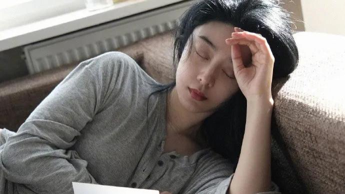 范冰冰刚起床就给粉丝发福利，宽松睡衣难掩体态美，沒洗脸没梳头依旧令人心动！