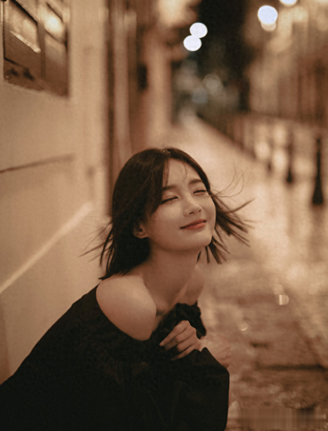 李一桐齐肩短发黑色短裙 ???