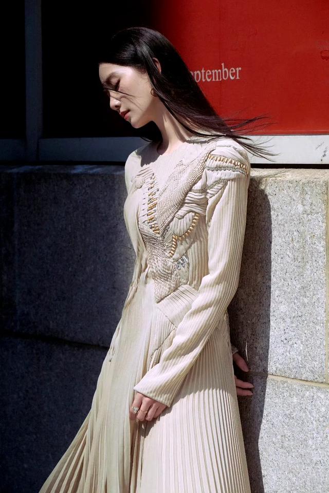 刘诗诗纽约街拍,氛围感松弛感拉满,纽约街头漫步,轻松又惬意!