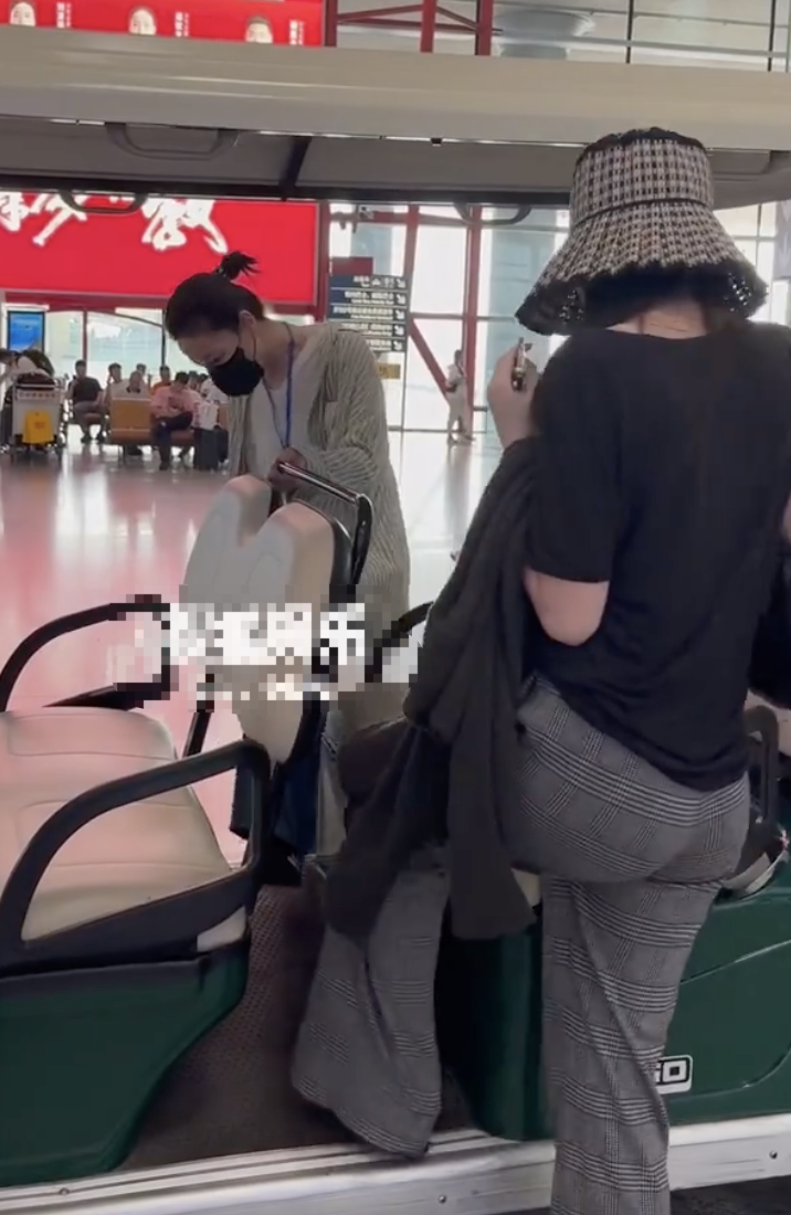 王菲陪小女儿回京,18岁李嫣术后包裹严实,母女俩气质高冷互动少