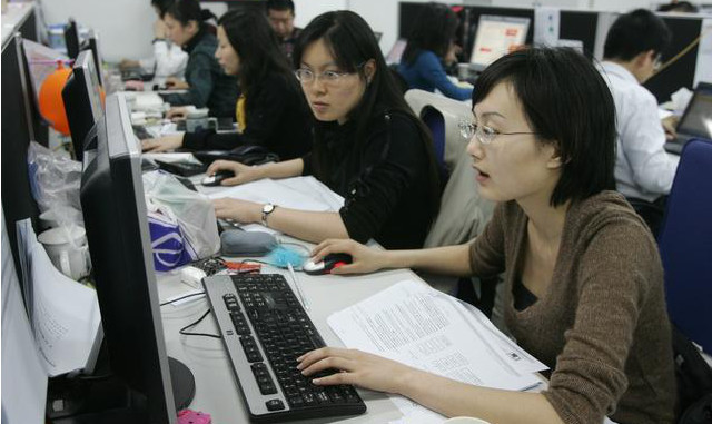 00后同事拒绝加班，老板怒骂：不加班就滚蛋！回一话老板抬不起头