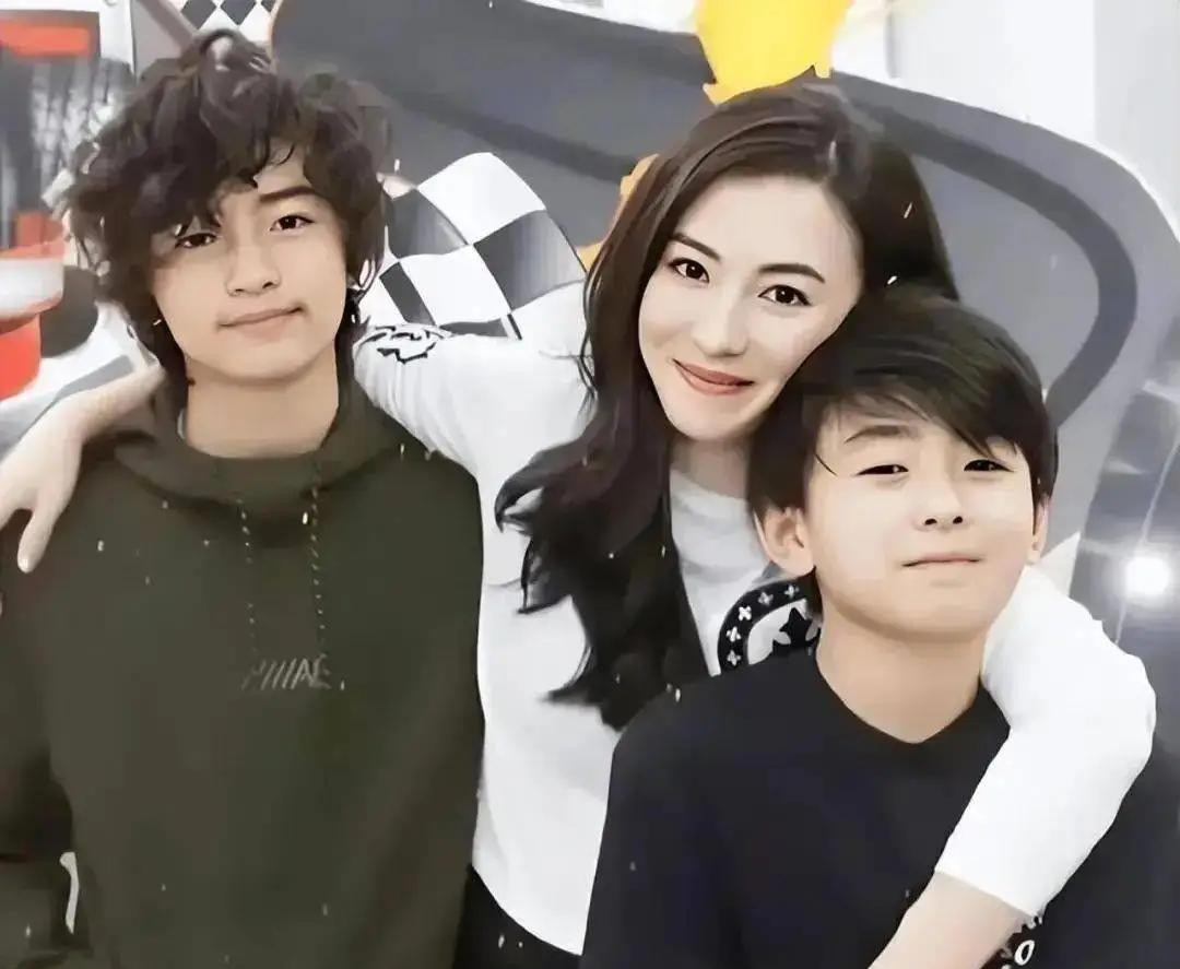 谢霆锋好忙!陪俩儿子过完年,又回京陪王菲过情人节