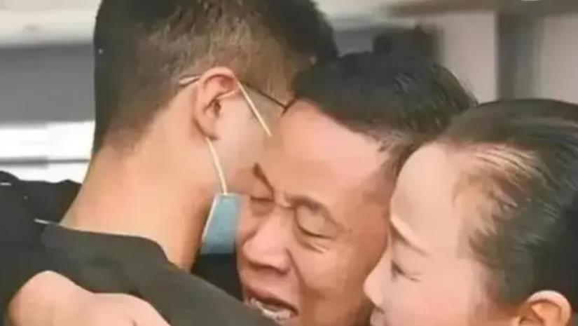 基因强大！四丫头晒儿子孙卓与孙辉合影，心疼卓宝面临高考压力大