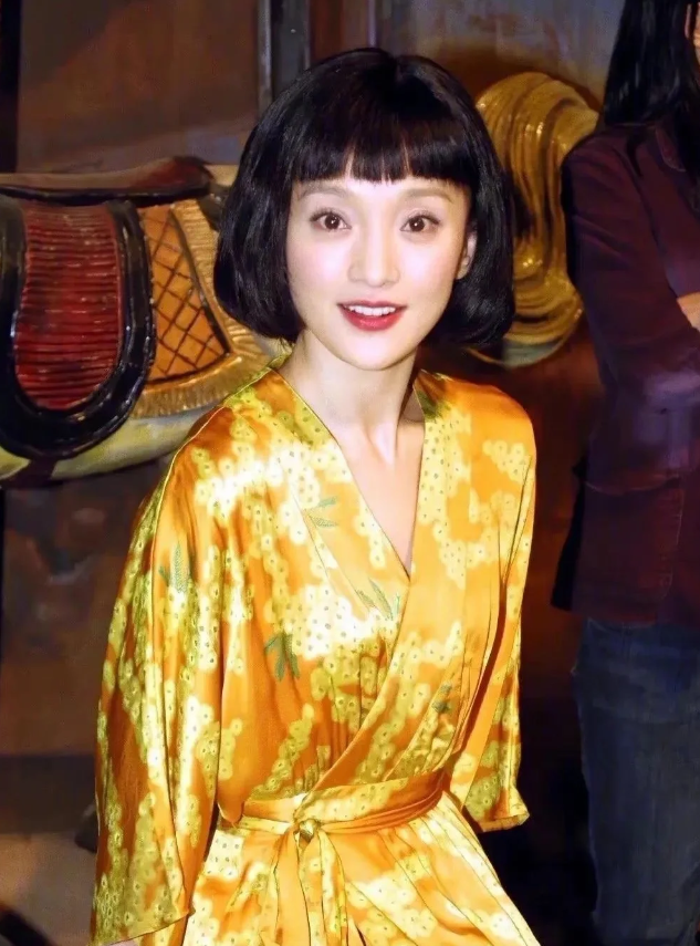 个子矮却长相绝美的4位女星,合照从没输过,赢在了骨相和气质上