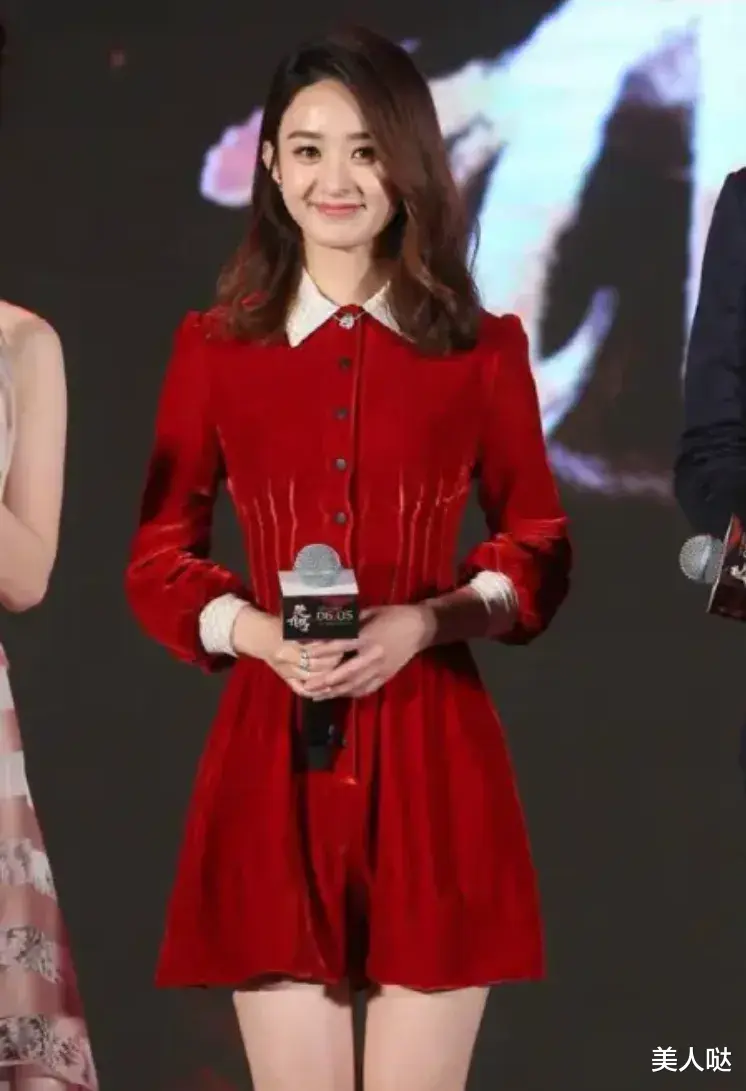 当36岁赵丽颖撞衫30岁章泽天，终于见识了女明星与豪门贵妇的差距有多大了