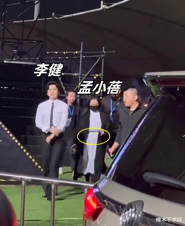 李健要当爸爸了？孟小蓓半年胖30斤疑怀孕，李健小心搀扶妻子！