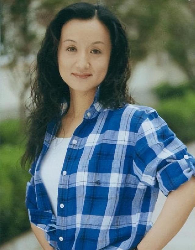 杨昆：别墅被拍卖，退休金2500，59岁无儿无女为夫还债，现怎样了