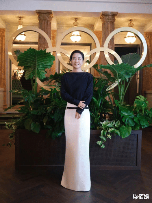 罕见同框！贾玲与宋丹丹北京聚餐，真实身材引热议，变胖了背好宽