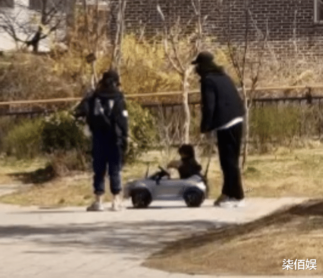 玄彬分享父子时光,甜豆好会撒娇,也很社牛主动与快递员打招呼