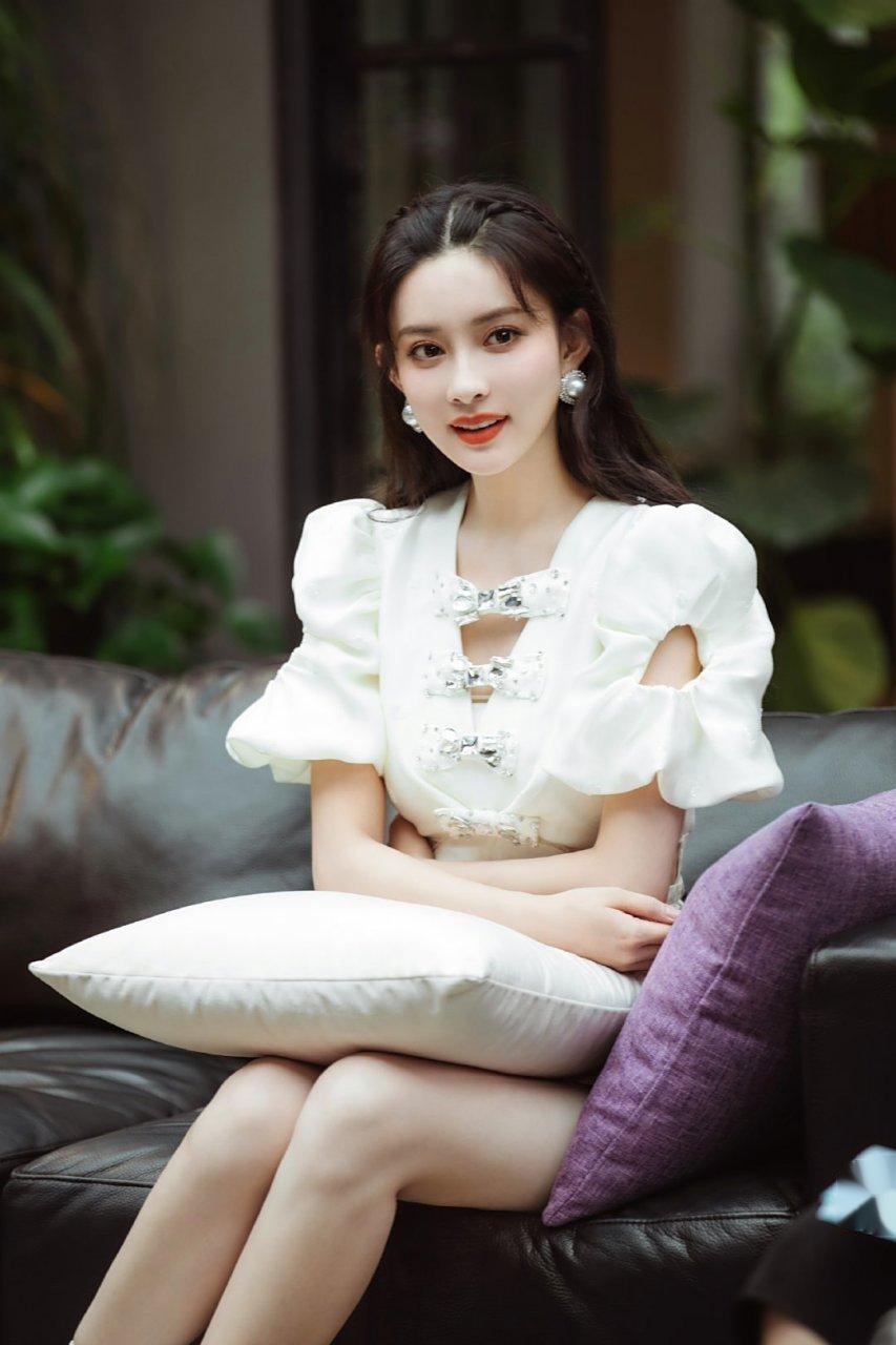 孟子义:太会了吧!故意抵住桌子大秀事业线,太懂流量了,孟姐