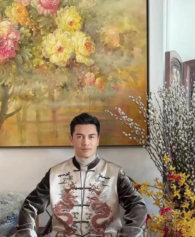 69岁吕良伟过年晒一家人豪宅照，儿子肥硕老婆美，家里摆满年宵花