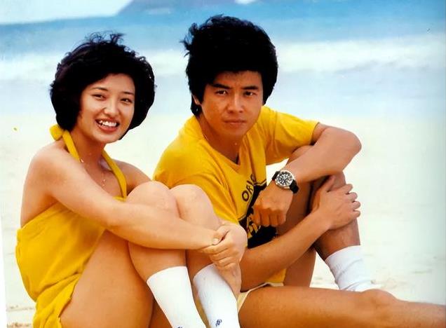 65岁山口百惠近况曝光!O型腿明显,走路弯腰驼背,变化大