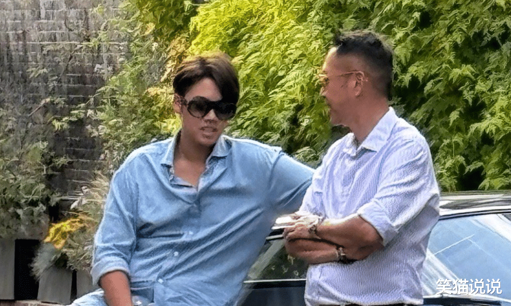 李嘉欣晒孩子和丈夫合照：13岁许建彤长高许多，与许晋亨聊天好惬意